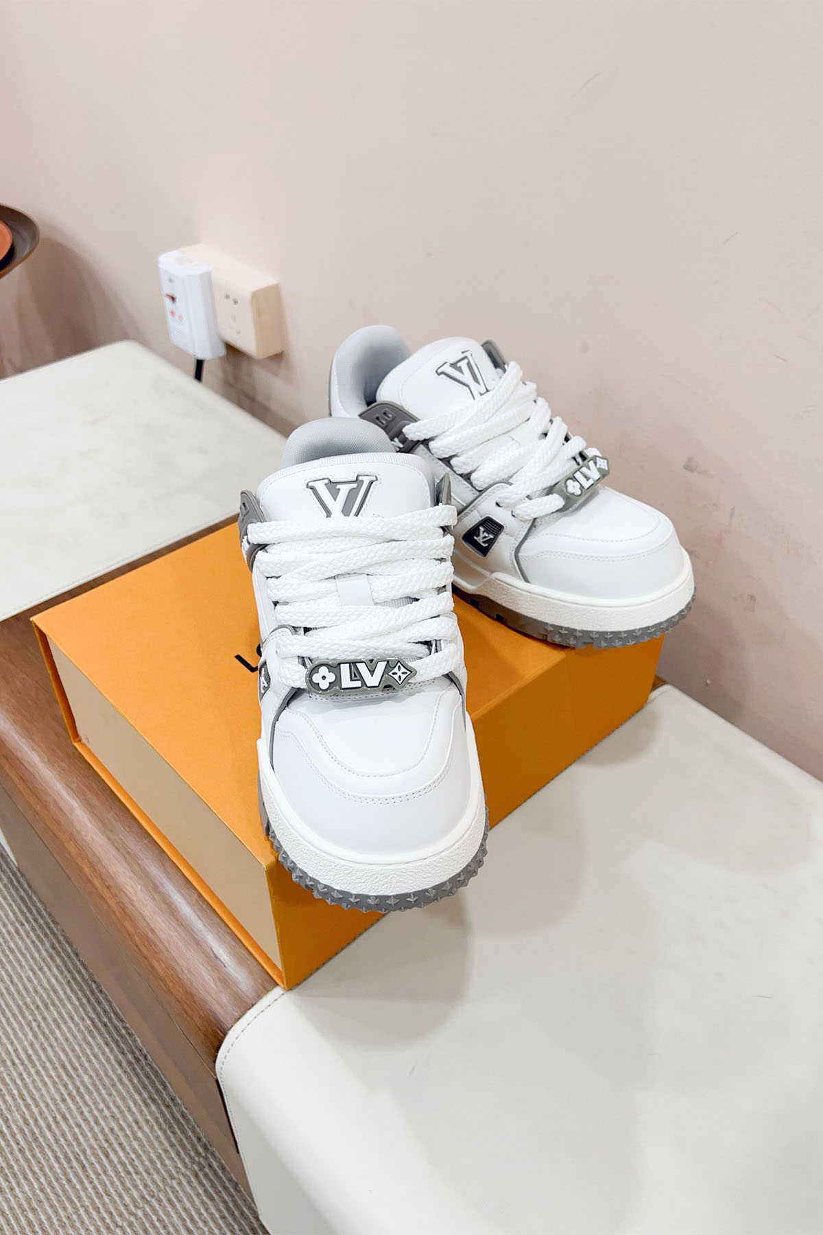 Louis Vuitton, Women's Sneaker, White - Afbeelding 4