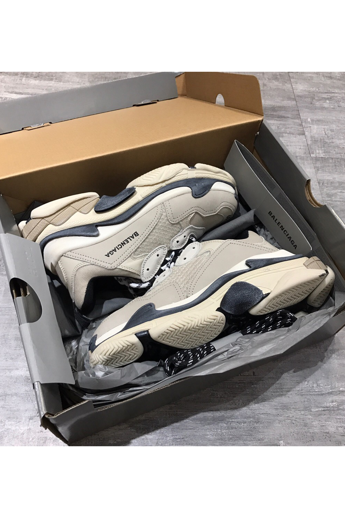 Balenciaga, Triple S, Women's Sneaker, Beige - Afbeelding 2